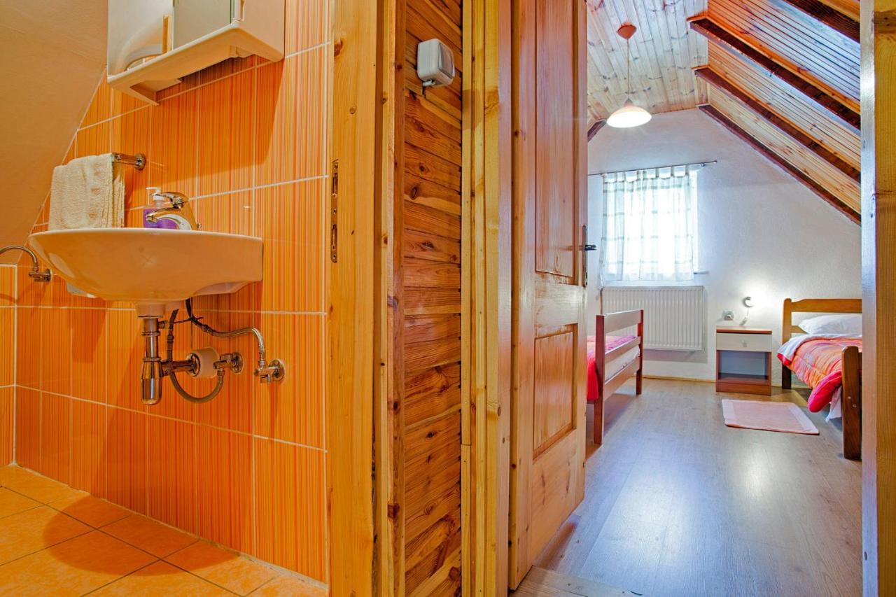 Andrea In Sertic Poljana - Haus Fuer 6 Personen Plitvička Jezera エクステリア 写真